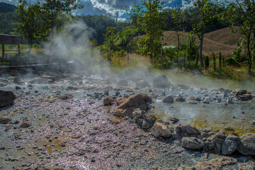 Probeer de natuurlijke modderpoelen en hot springs