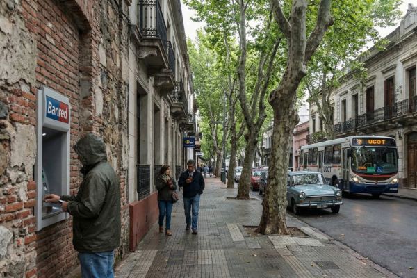 Pinnen bij een geldautomaat in Servië