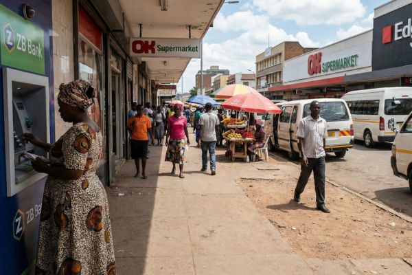 Pinnen en betalen met contant geld in Zimbabwe